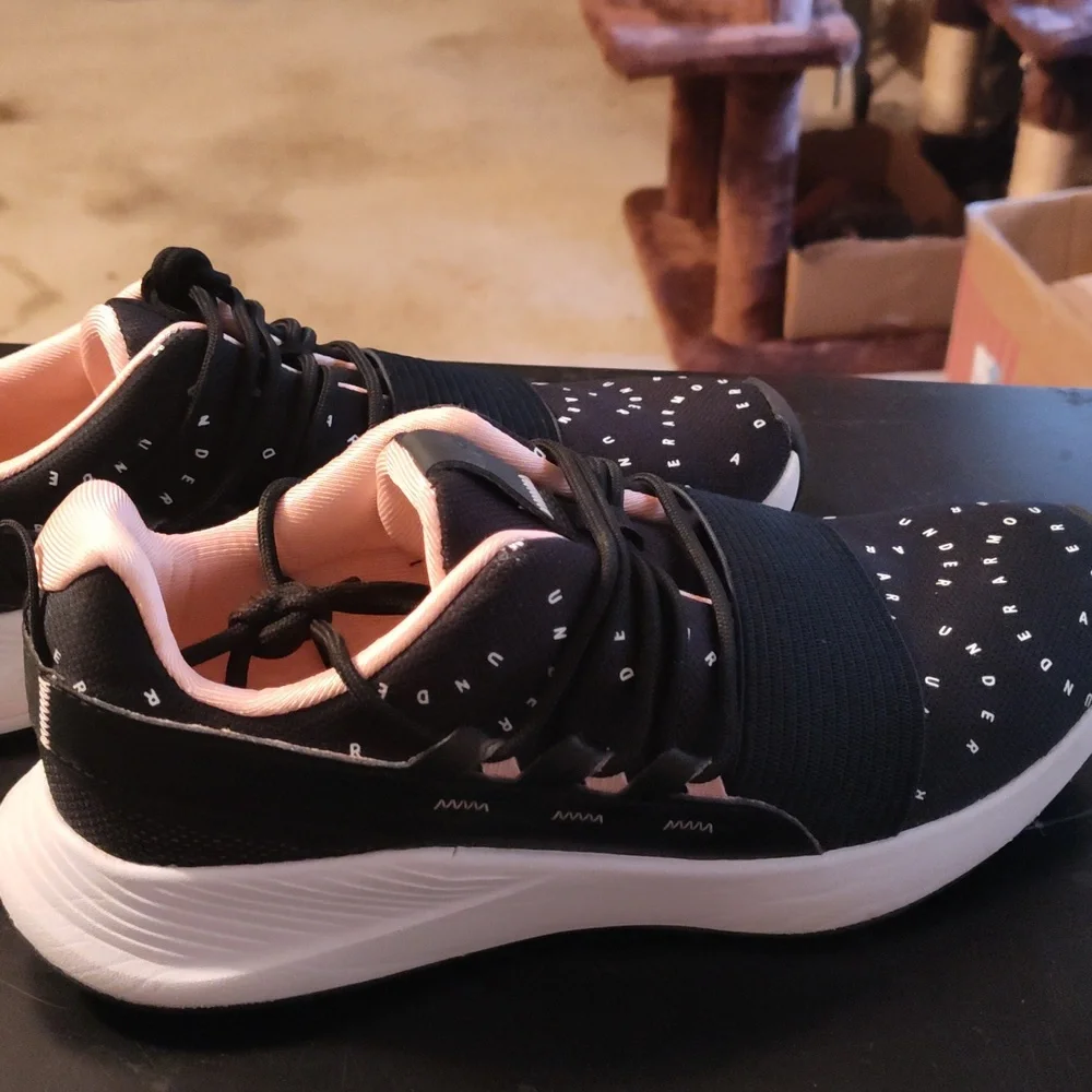 Tennis shoes - Picture 4 of 4